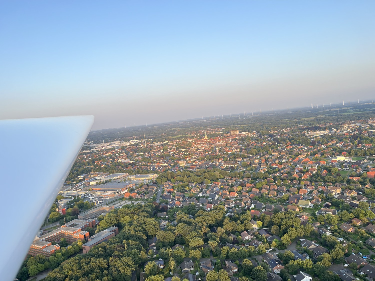 Luftaufnahme der Stadt Borken aus einem Segelflugzeug des LSV Borken – vorne die Tragflächenspitze, in der Mitte die Altstadt mit Kirchturm