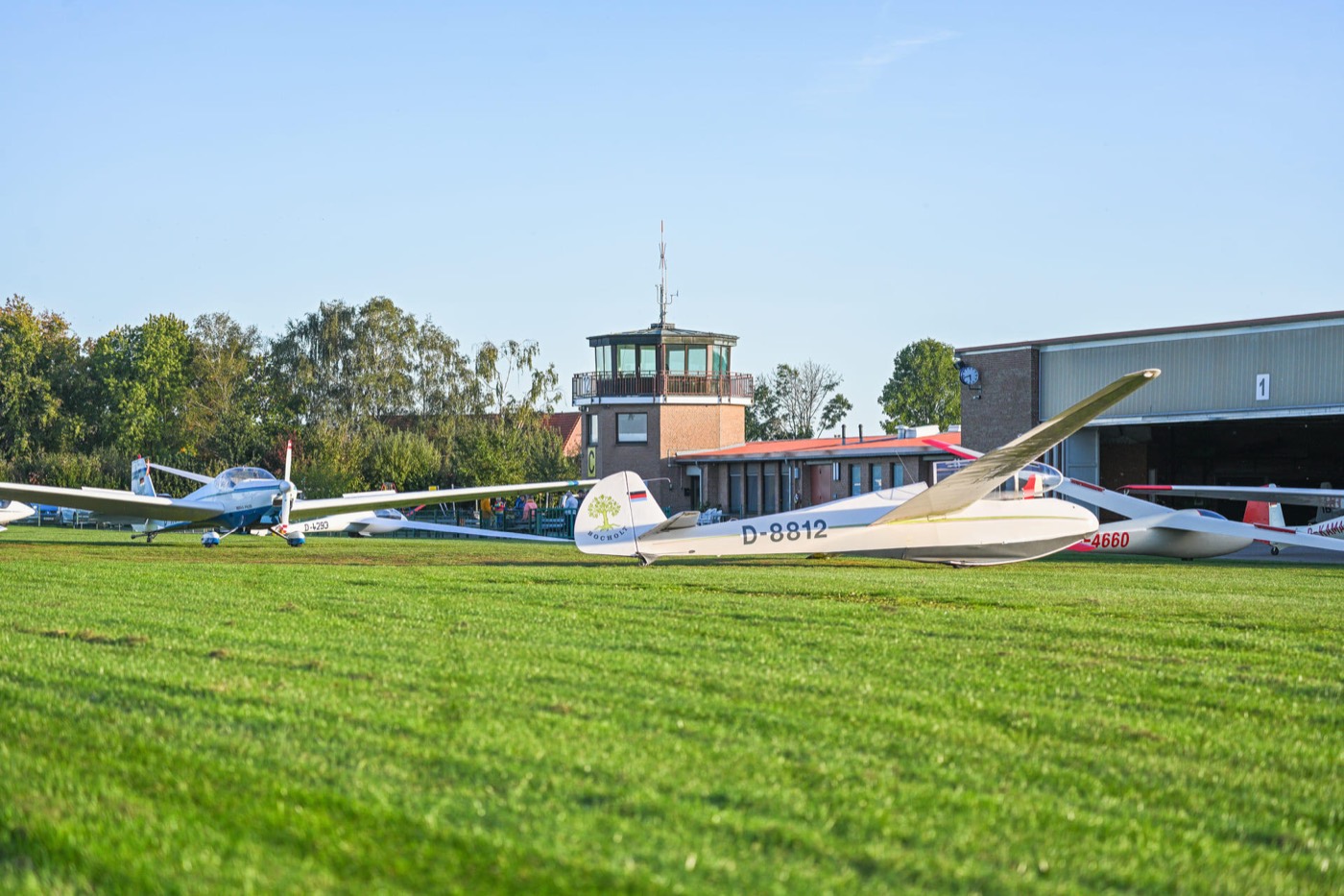 Segelflugzeuge des LSV Borken vor Tower und Hangar am Flugplatz Borken-Hoxfeld